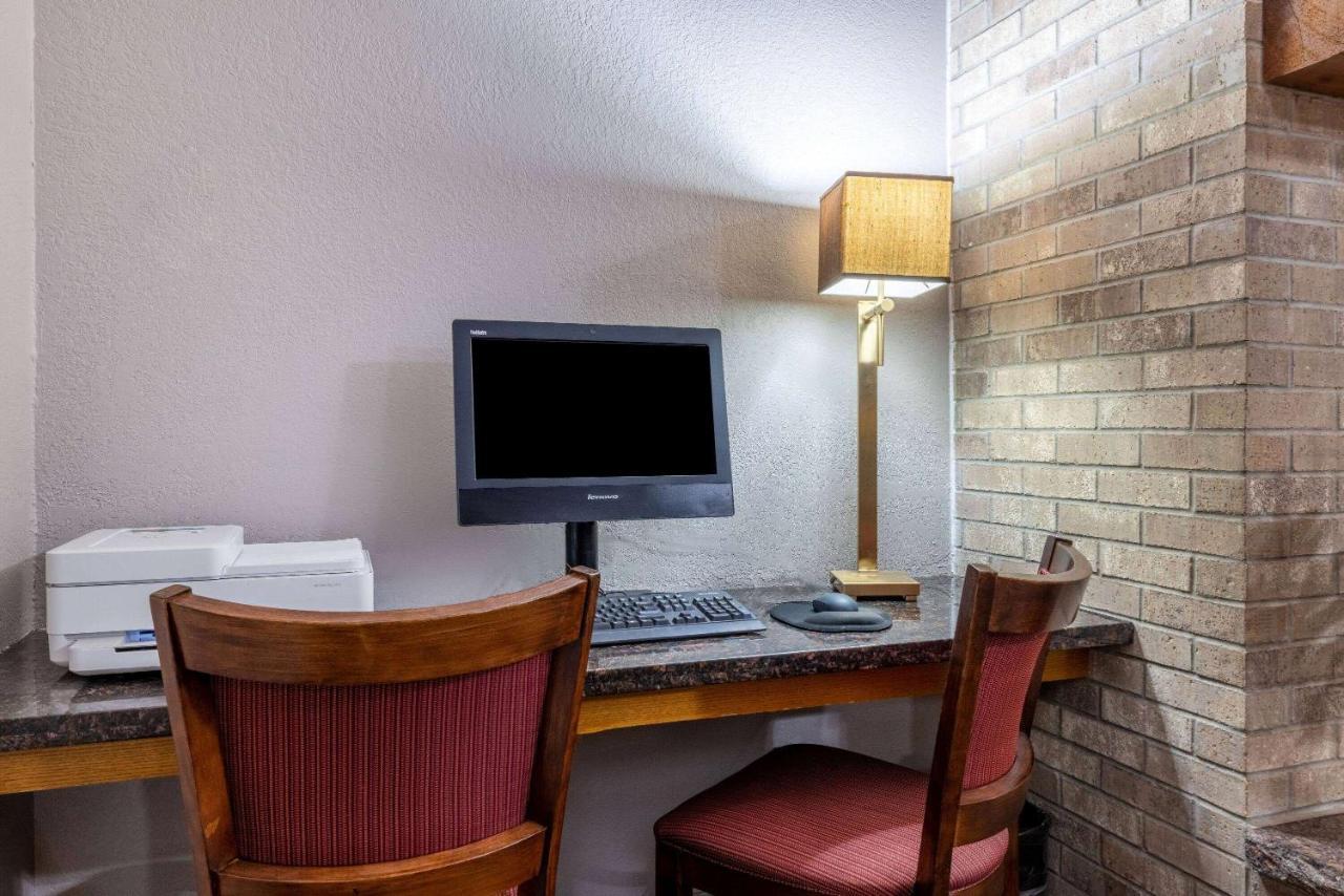 Americinn By Wyndham Dickinson Buitenkant foto